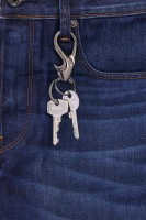 LLAVERO TROIKA KR23-08/GM  ABREBOTELLAS, GUNMETAL 2 ANILLAS PARA  ORGANIZAR LLAVES